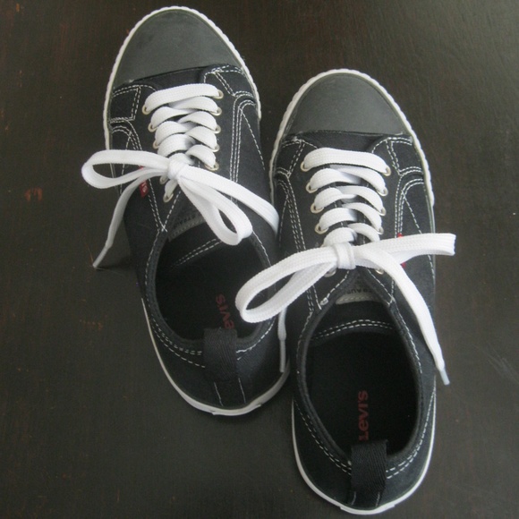 Levi's women's sneakers, black & white, NWT, Sz 6 - Picture 1 of 4